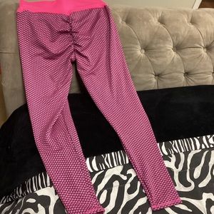 Look vavavoom in this workout gear capris